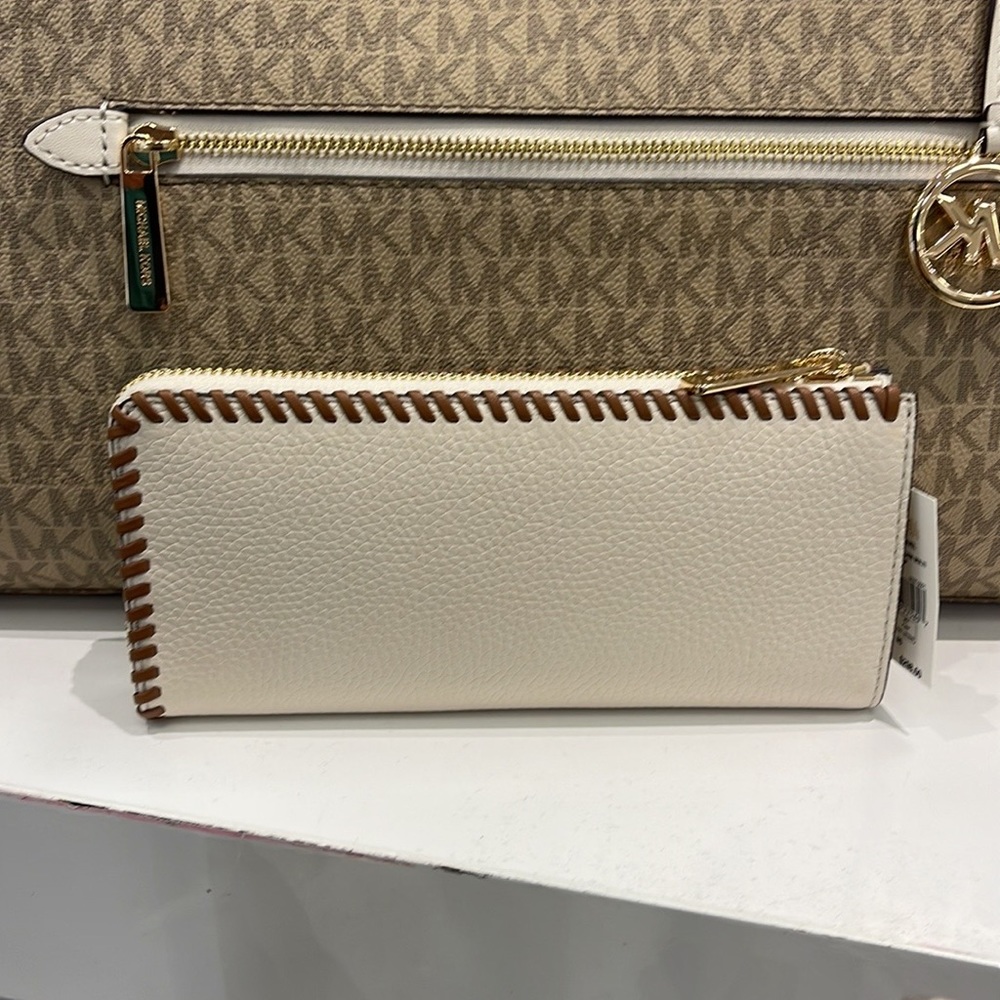 Michael Kors Jet Set Travel Large Pebble Leather Quarter-Zip Wallet
NWT - Picture 6 of 16